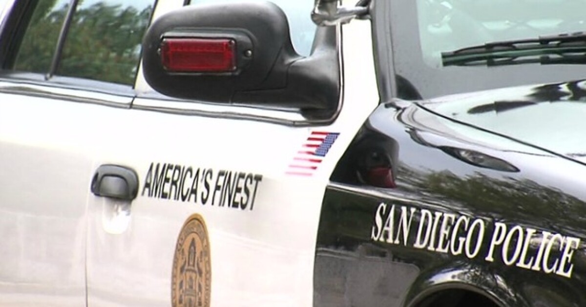 Man allegedly robs San Diego bank with note, suspect at large