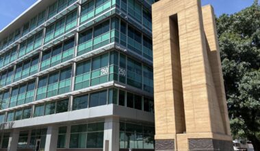 Security tries to remove immigrant rights advocates from Phoenix Immigration Court building