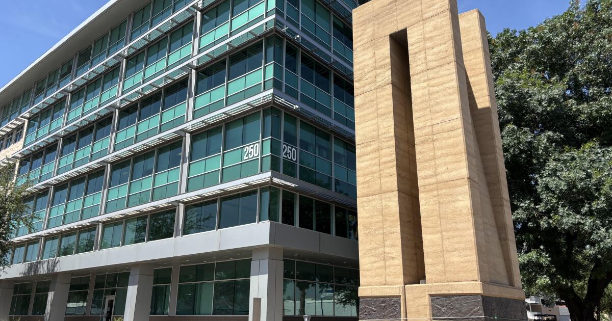 Security tries to remove immigrant rights advocates from Phoenix Immigration Court building