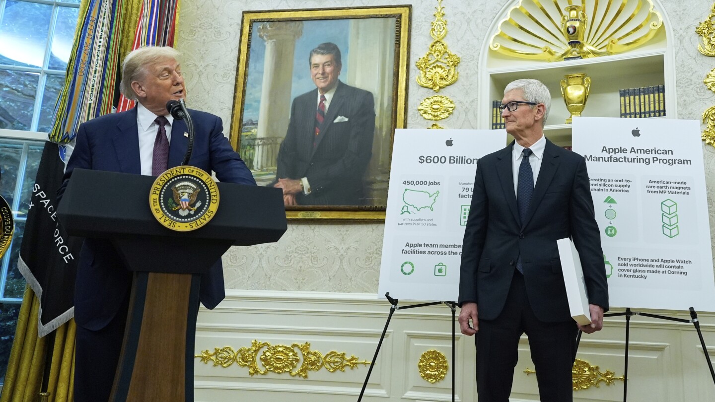 Trump highlights Apple's plans to invest $100 billion more in US