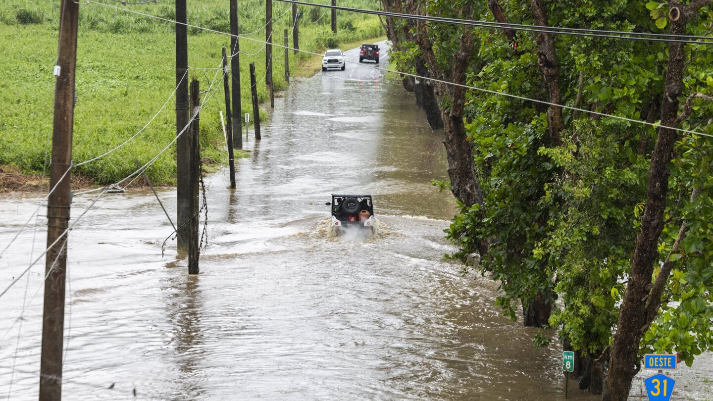 Hurricane Erin weakens to Category 3