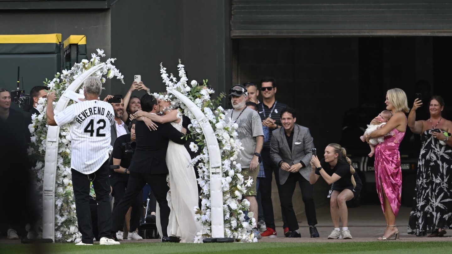 White Sox celebrate showman Bill Veeck with wedding, 50-foot hot dog, petting zoo at ballgame