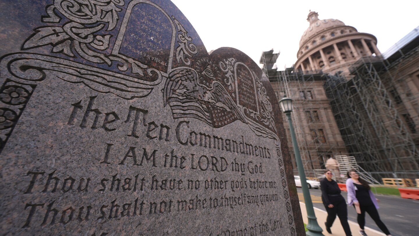 Texas school districts can't put Ten Commandments in classrooms, judge says
