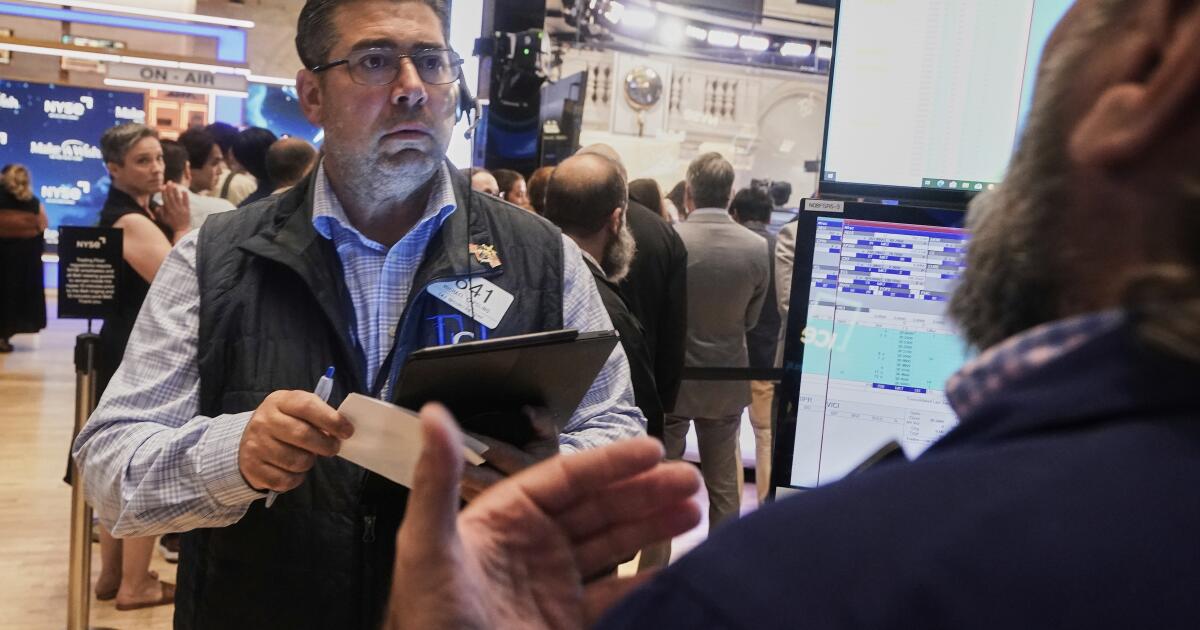 Wall Street holds at a standstill near its record heights