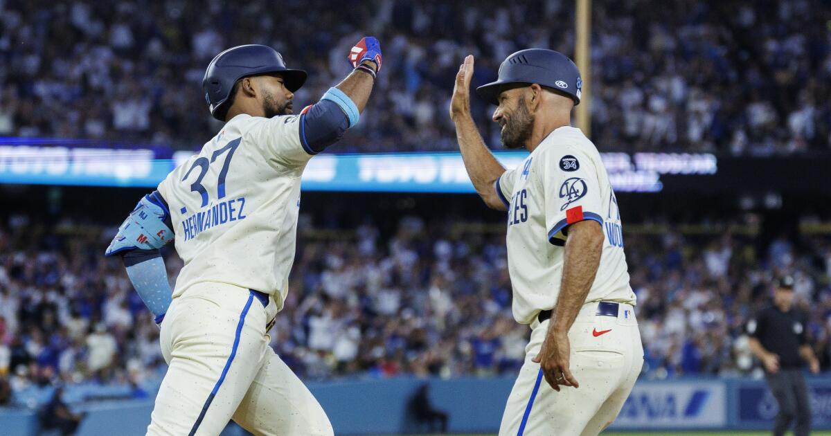 Dodgers capitalize on Padres' mistakes to take sole possession of first