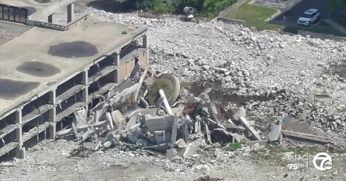 Phoenix Center demolition progress brings hope to downtown Pontiac businesses