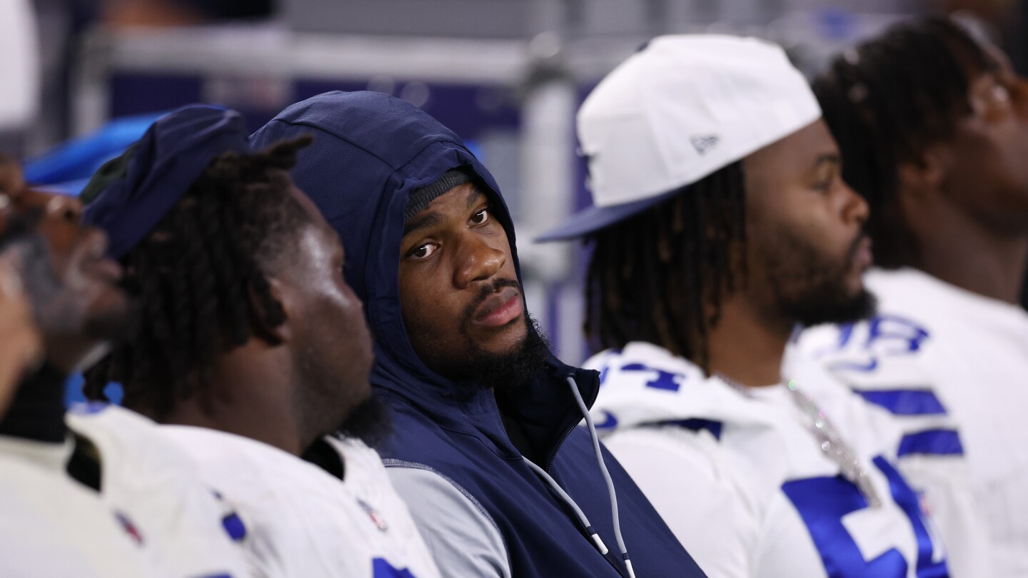 Micah Parsons sends a message on sideline of Cowboys' preseason game