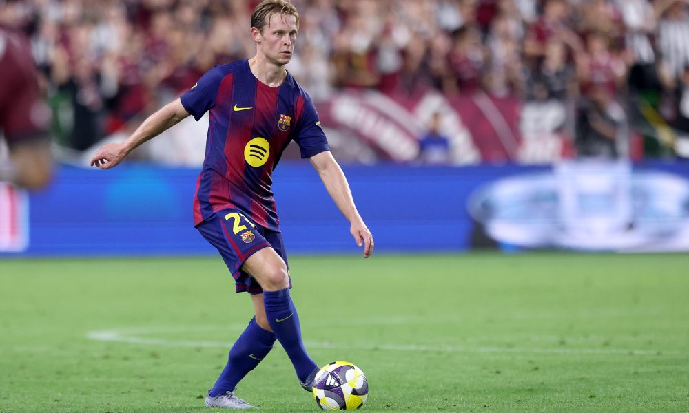 KOBE, JAPAN - JULY 27: FC Barcelona's Frenkie de Jong controls the ball during the preseason friendly between Vissel Kobe and FC Barcelona at Noevir Stadium Kobe on July 27, 2025 in Kobe, Hyogo, Japan. (Photo by Paul Miller/Getty Images)
