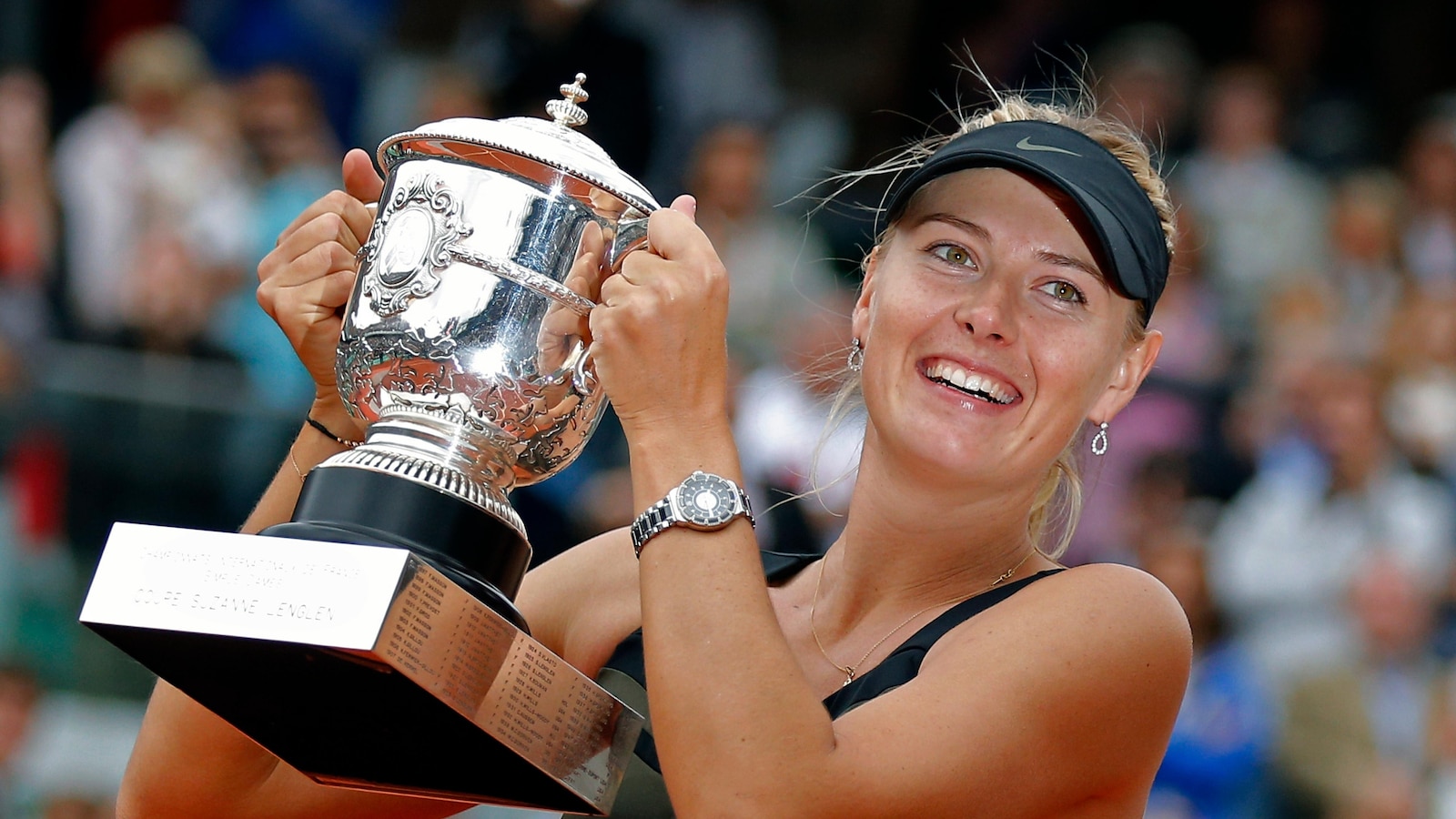 Maria Sharapova and Bryan brothers enter tennis hall, with Serena Williams surprise