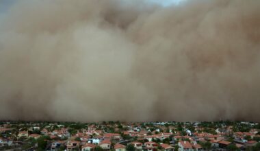 Towering wall of dust rolls through metro Phoenix