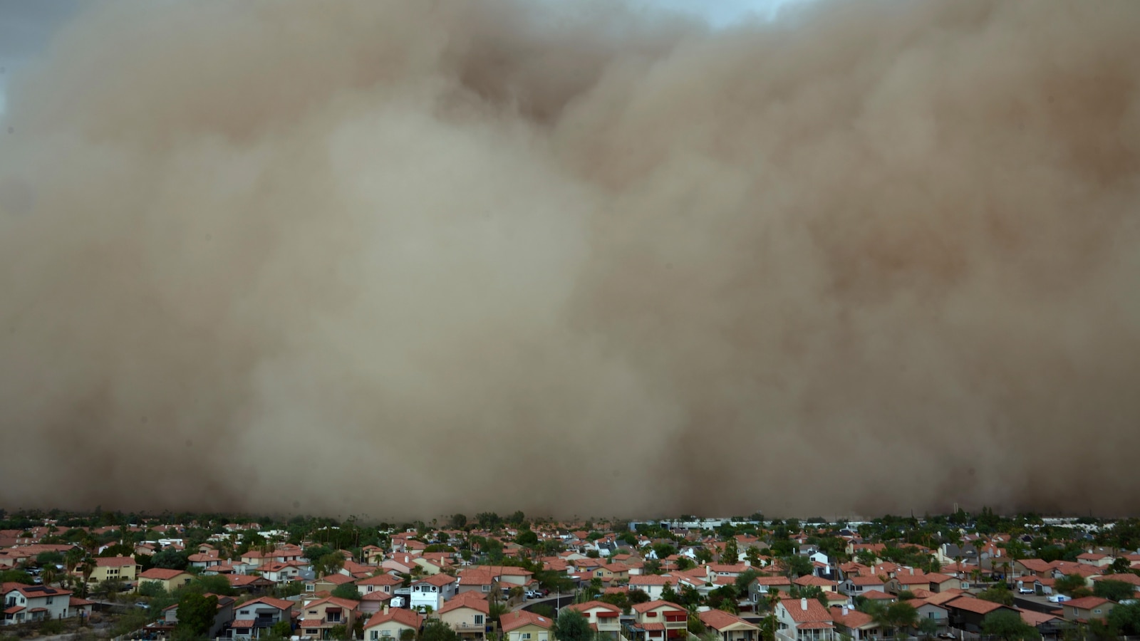 Towering wall of dust rolls through metro Phoenix