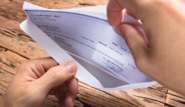 US Workers See Wage Growth Slow With Lowest-Paid Hit Hardest