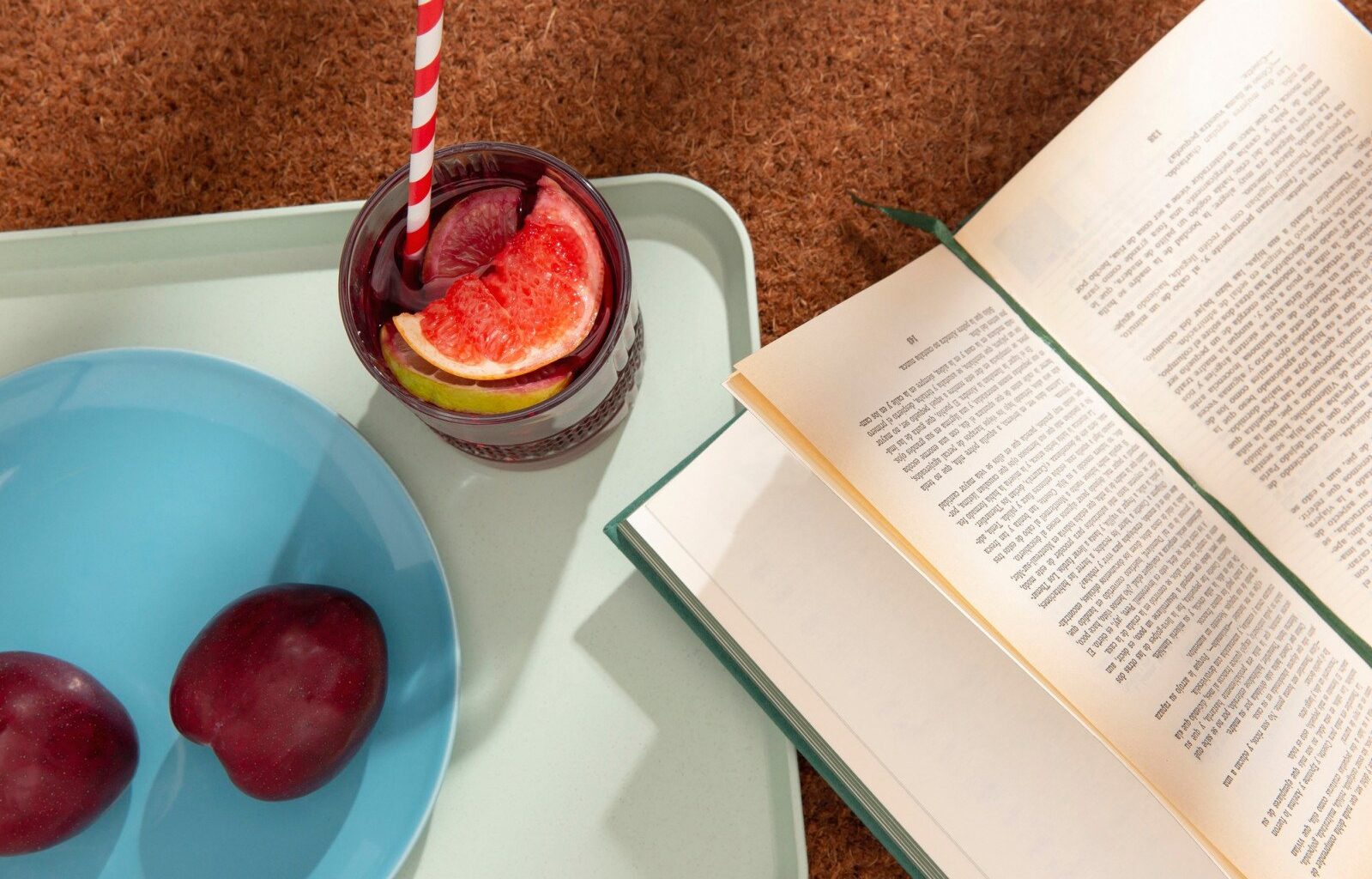Take the guilt out of your getaway with these books to read on vacation that challenge hustle culture and celebrate the art of rest. (Photo: Freepik)