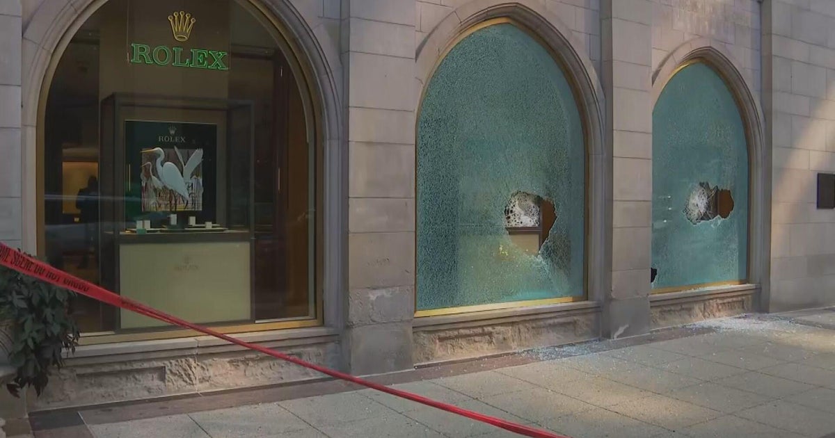 Smash-and-grab robbers break Mag Mile Rolex store windows with axes, snatch watches, lead CPD on chase