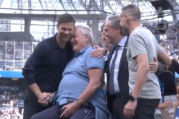 Xabi Alonso greets John Toshack ahead of Real Sociedad vs Real Madrid