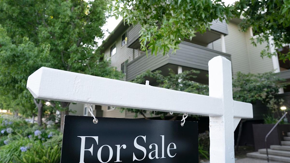 Mortgage rates fall to lowest daily level since October 2024