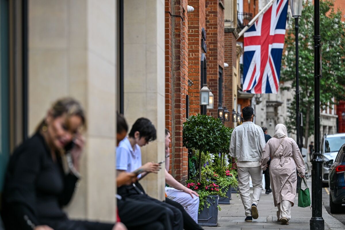 Middle East Money Gives Britain a Summer Break From Wealth Chaos