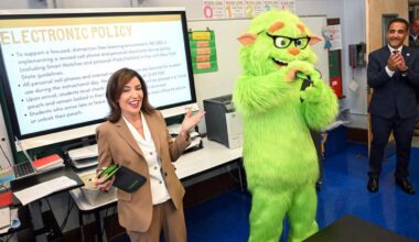 NYC cellphone ban: Frankie Focus visits New York City middle school students in Brooklyn for 1st day of classes