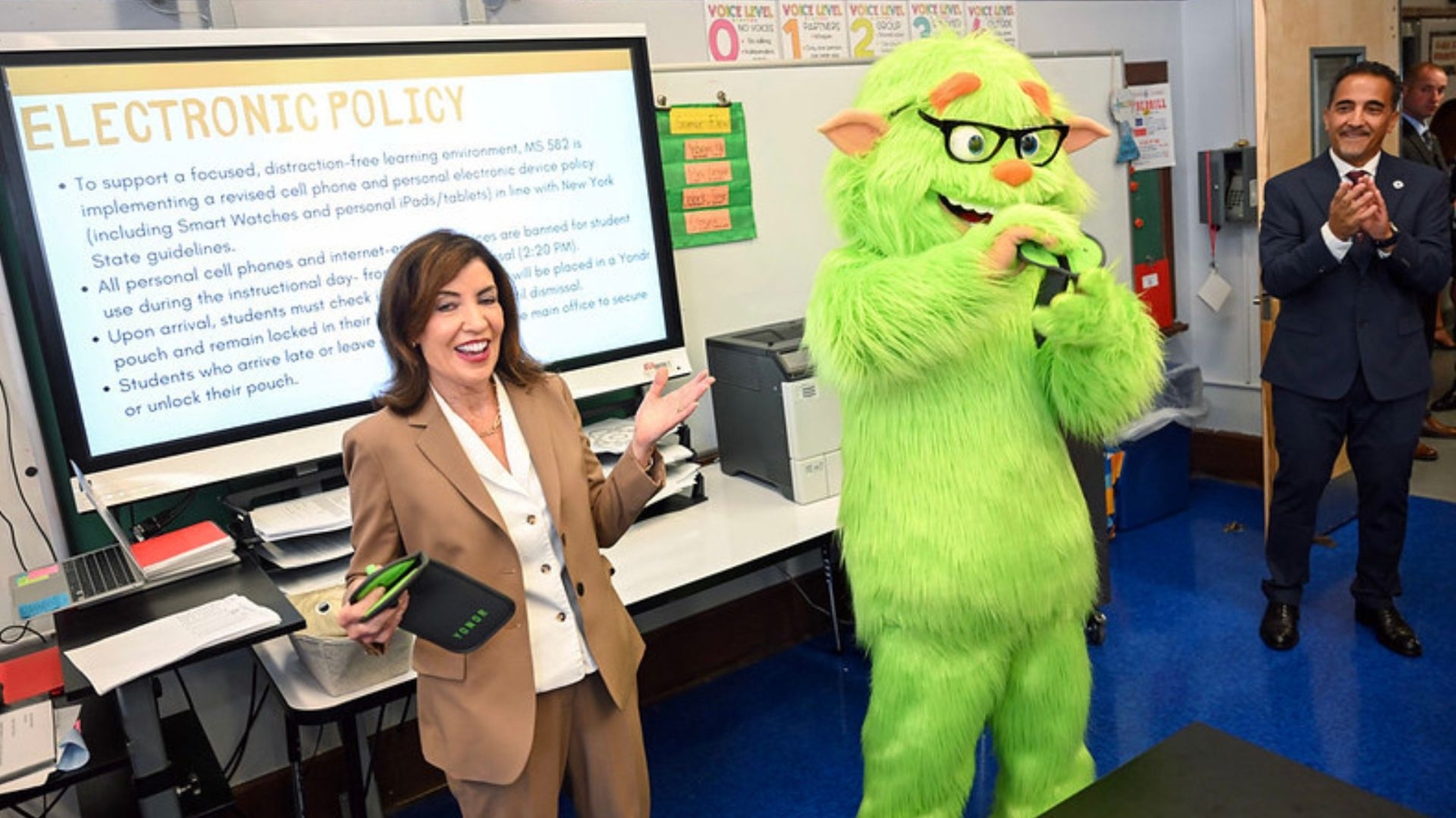 NYC cellphone ban: Frankie Focus visits New York City middle school students in Brooklyn for 1st day of classes