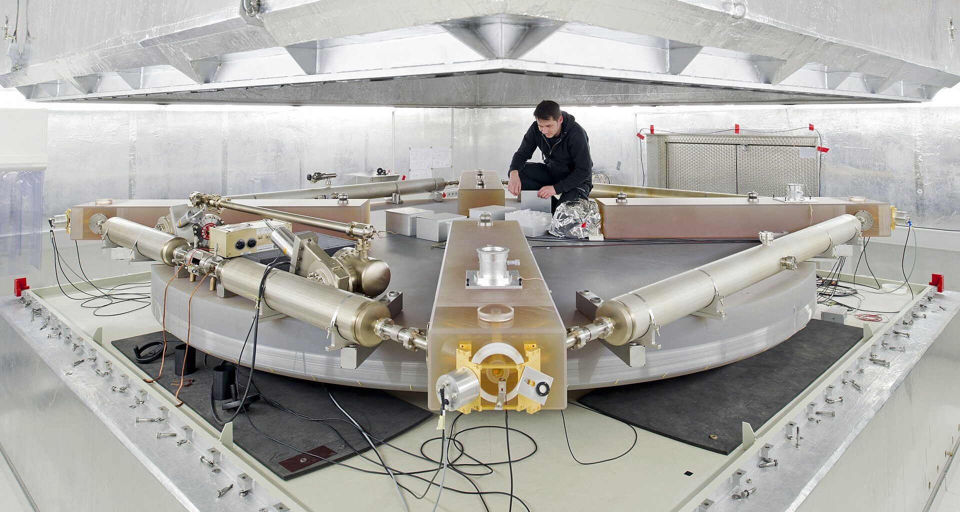 Ring laser measures Earth's axis wobble with unprecedented precision