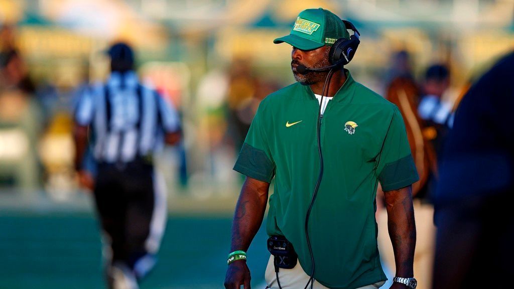 Michael Vick earns first win as Norfolk State coach