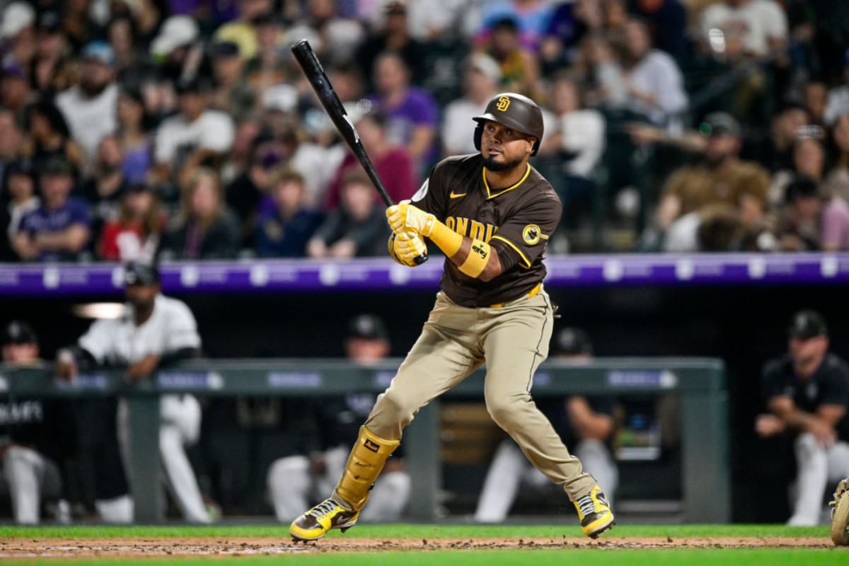 Padres edge closer to NL West lead with 10-8 win to snap losing streak