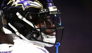 Ravens' Lamar Jackson apologizes to fan for shoving incident