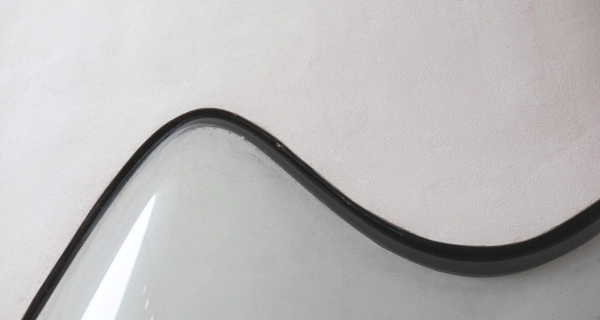 New work shows fluid in a curved pipe can undergo discontinuous transition