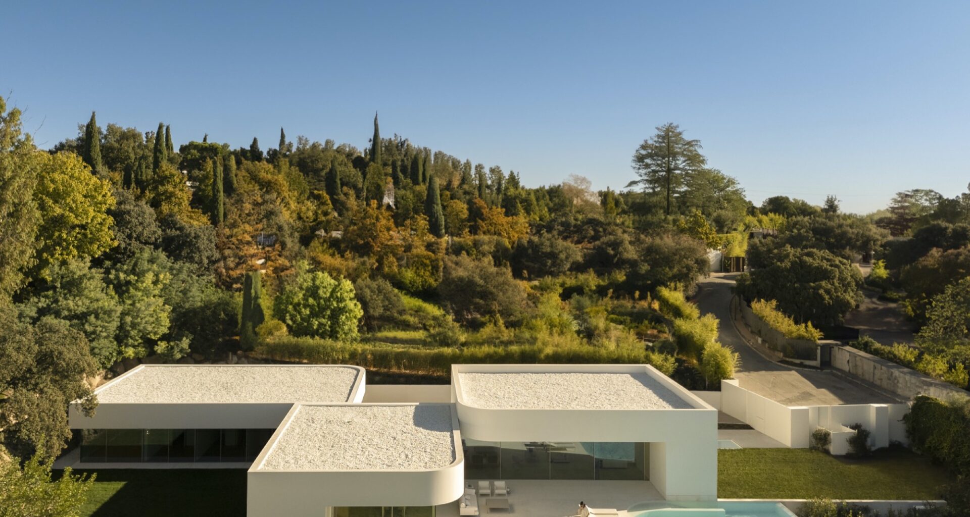Villa 18, House in la Moraleja / Fran Silvestre Arquitectos