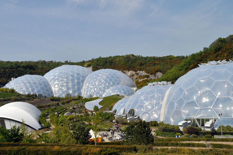 Nicholas Grimshaw, British High-Tech Architecture Pioneer and Founder of Grimshaw, Passes Away at 85 - Image 2 of 5