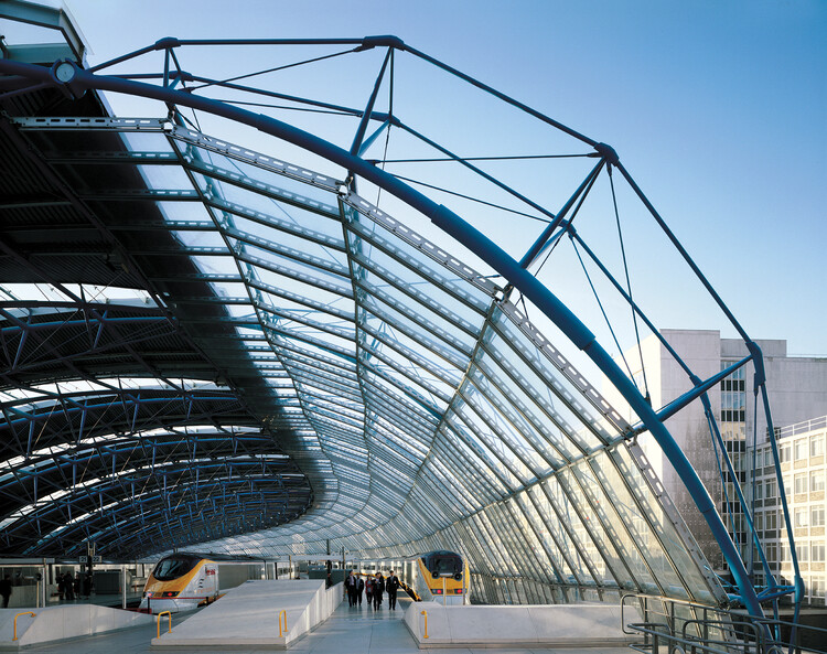Nicholas Grimshaw, British High-Tech Architecture Pioneer and Founder of Grimshaw, Passes Away at 85 - Image 3 of 5