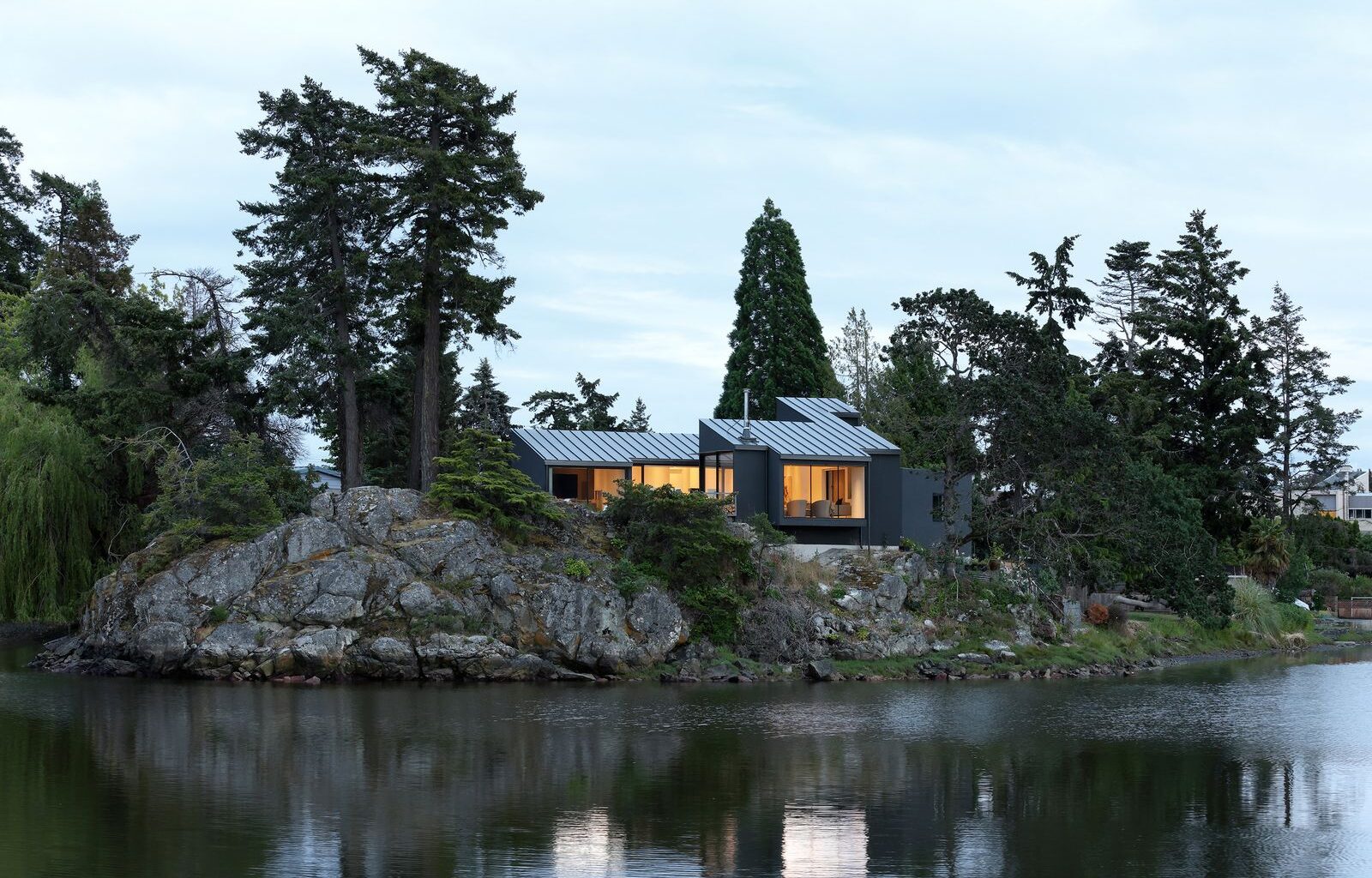 A Pointy, Cantilevered Extension Enhances a ’60s Home on a Rocky Inlet