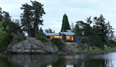 A Pointy, Cantilevered Extension Enhances a ’60s Home on a Rocky Inlet