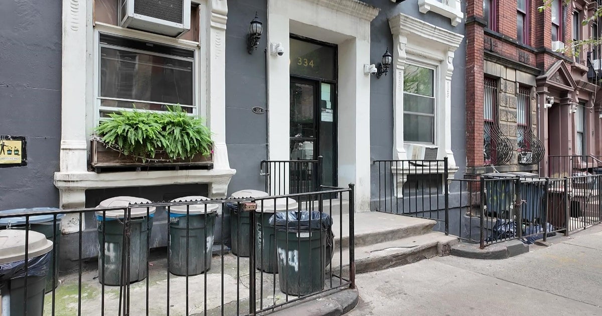 Man accused in NYC apartment rental scheme turns himself in, police say