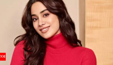 Janhvi Kapoor poses with boyfriend Shikhar Pahariya's family at the 'Homebound' premiere | Hindi Movie News