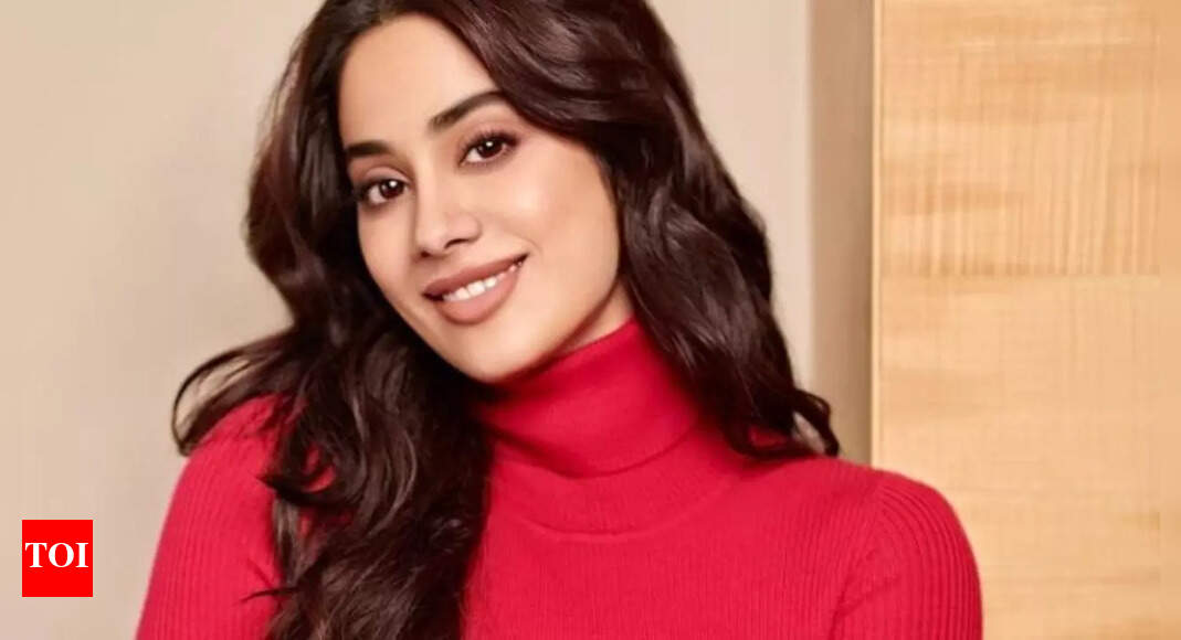 Janhvi Kapoor poses with boyfriend Shikhar Pahariya's family at the 'Homebound' premiere | Hindi Movie News