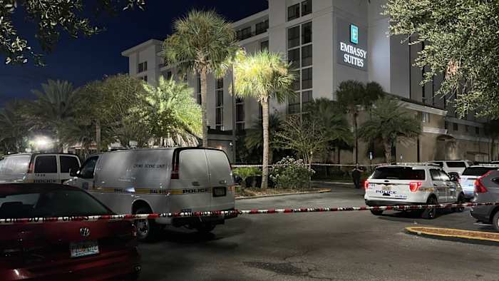 Man dies after being shot multiple times by 2 masked suspects in hotel parking lot on Baymeadows Road: JSO