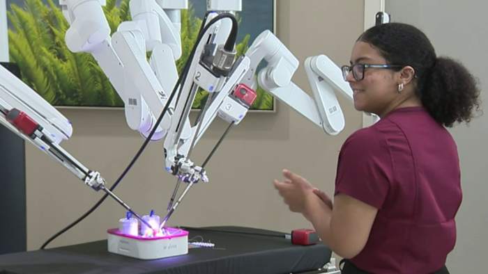 Aspiring San Antonio surgeons find inspiration from local robots
