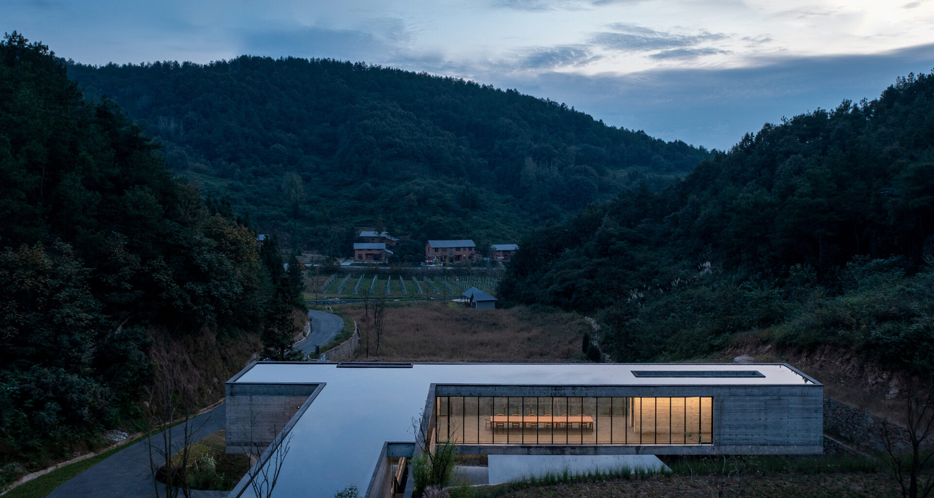 Wudang Mountain Visitor Center / Moguang Studio