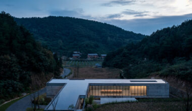 Wudang Mountain Visitor Center / Moguang Studio