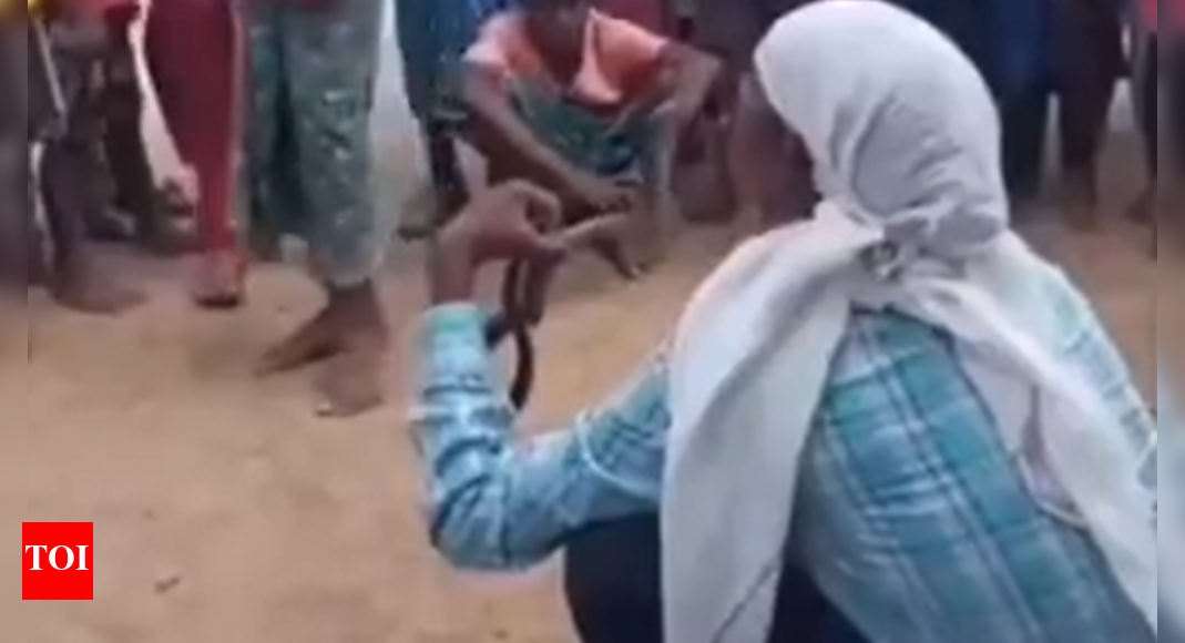 Snake rescuer tries to kiss the snake and what happened next is something people will never forget |