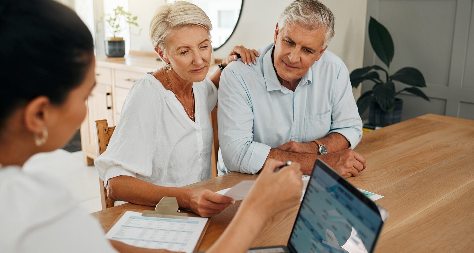 A retired couple sits with their financial adviser.