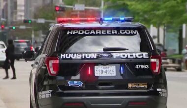 Controversial Houston police officer reinstated with backpay