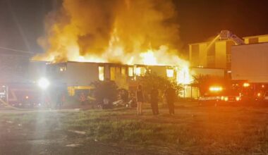 Flames, heavy damage in SW Houston apartment fire