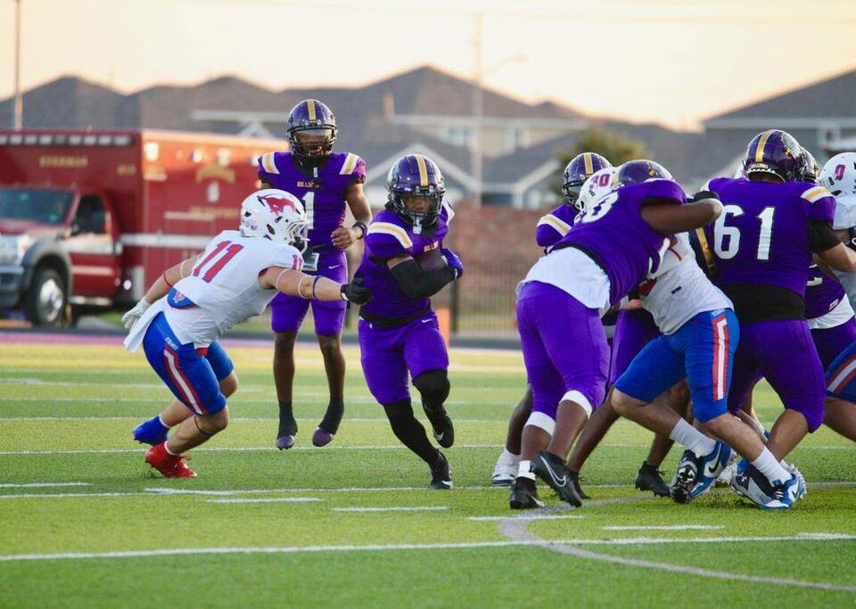 Everman surprises Grapevine to open district with a win over the Mustangs