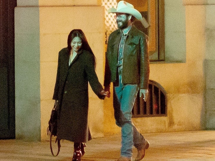 0925-Post-Malone-Mystery-Woman-Paris-PDA-SUB-1