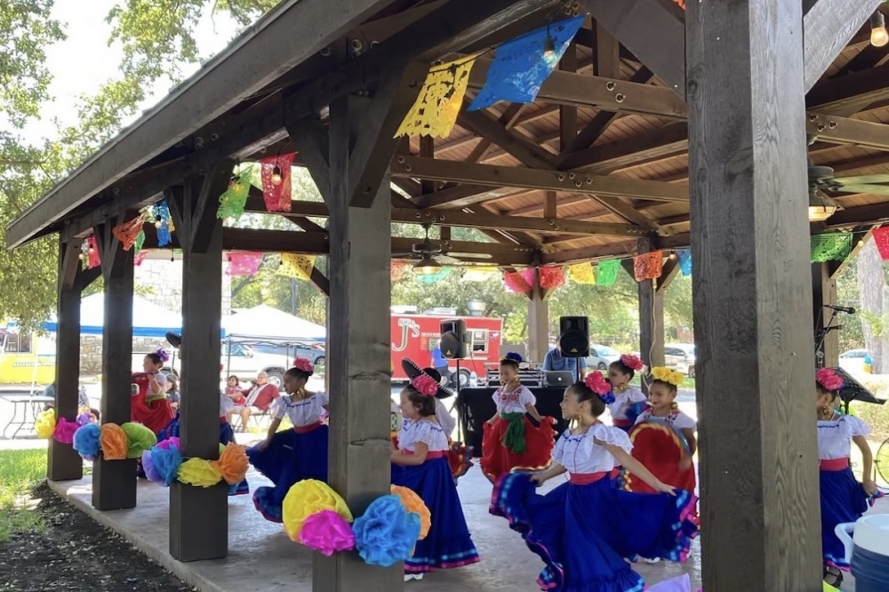 folklorico dancers