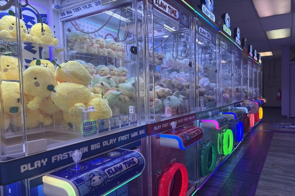 Klaw Time has 18 claw machines to win a variety of plushie prizes at its new location off of Blanco Road. (Andrew Creelman/Community Impact)