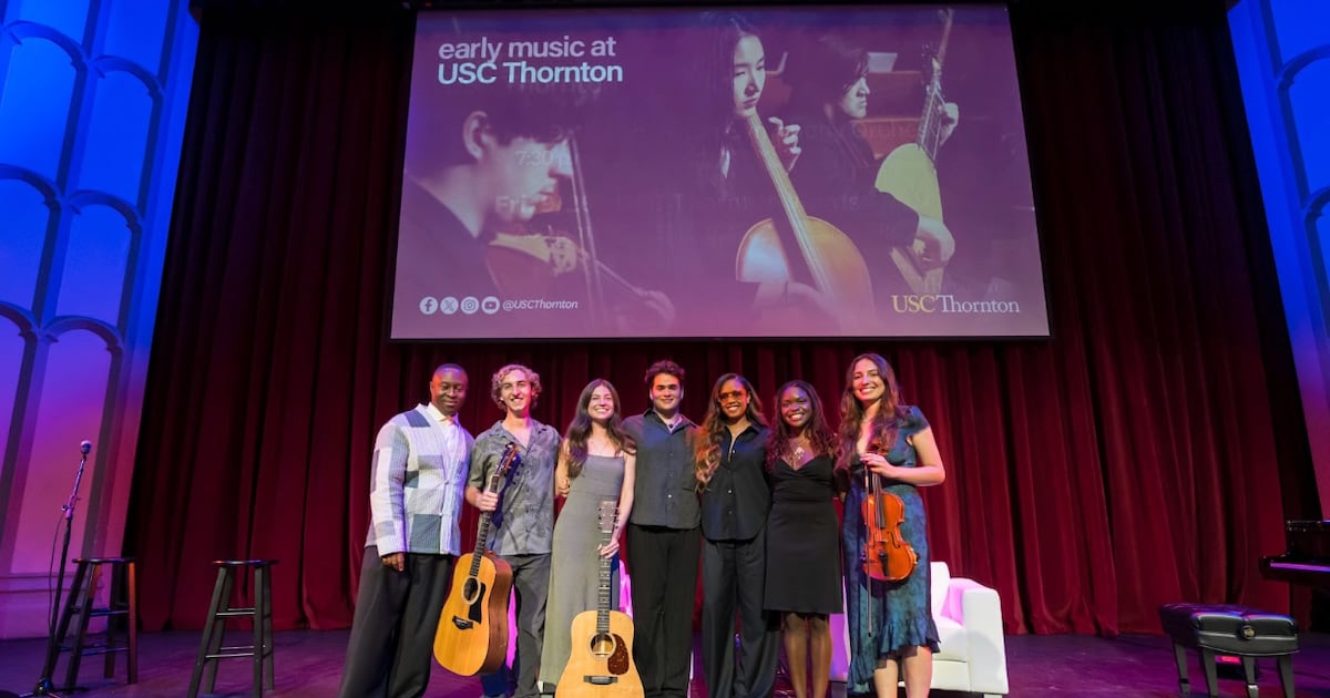USC students surprise five-time Grammy Award-winning artist H.E.R – Annenberg Media