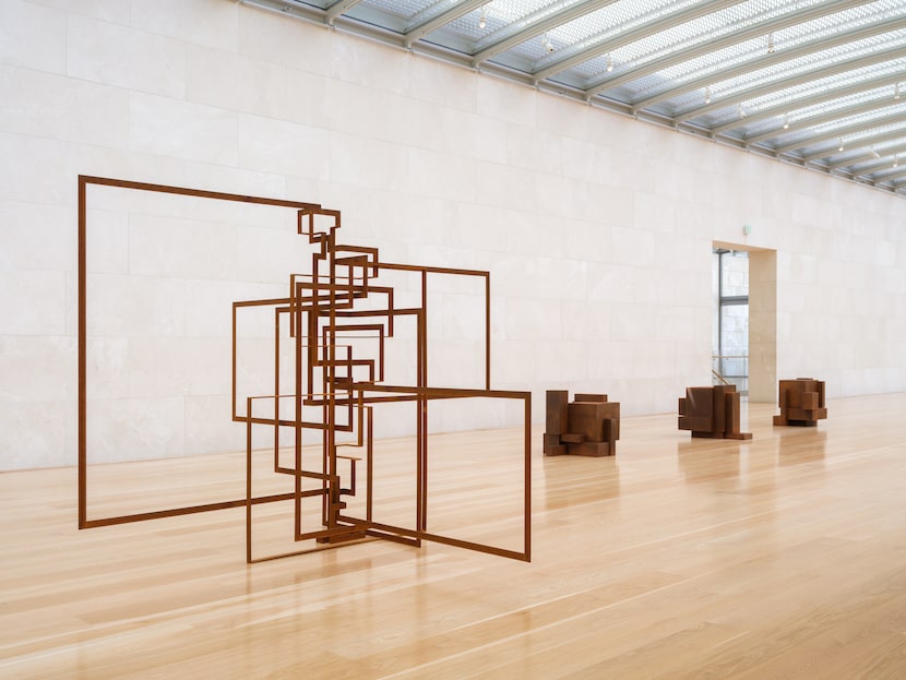 Some of Antony Gormley’s sculptures express the human body in terms of a three-dimensional...